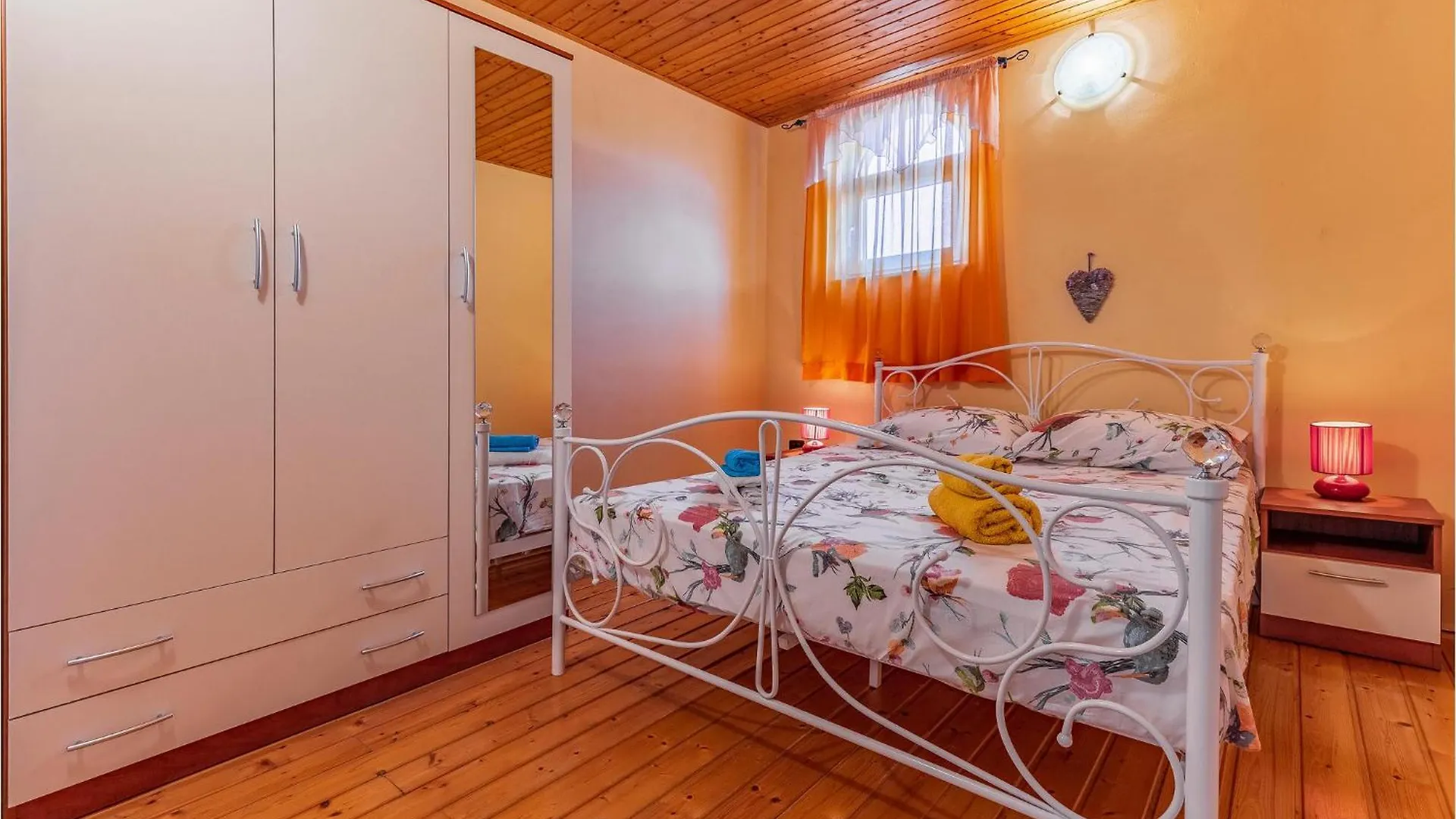 Lovely Home In Sisan With Kitchen 0*,
